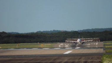 Runway, airliner set speed