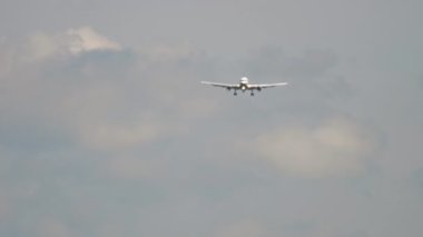 Gökyüzünde uçak silueti