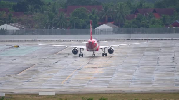 Aircraft of AirAsia taxiing — Stok Video