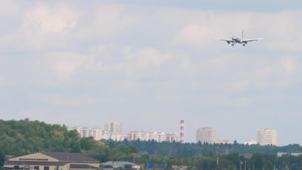 Pesawat terbang terbang di atas kota — Stok Video