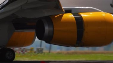 Aircraft Icelandair arrive