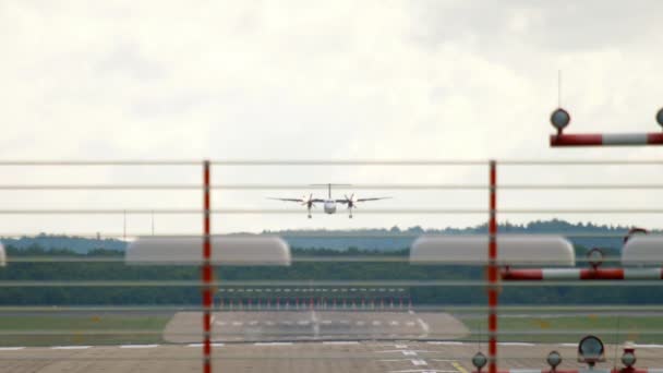 Turboprop flygplan som landar — Stockvideo