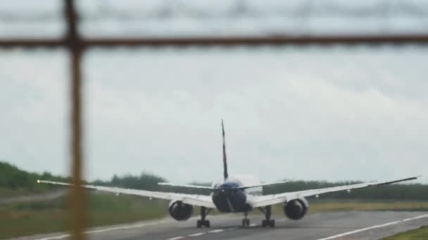 Airplane in blurred focus — Stock video