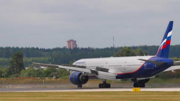 Civil aircraft arrival — Stok video