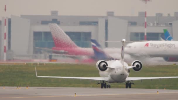 Mitsubishi CRJ Severstal taxiing — Stockvideo