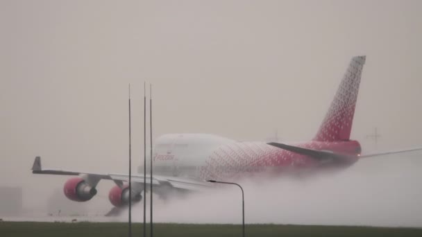 Boeing 747 Rossiya starts at rain — Stockvideo