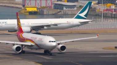 Hong Kong Airlines taxiing