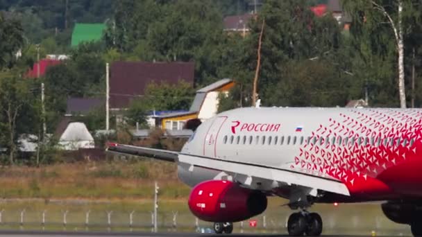 Airplane Rossiya on the runway — Stock Video