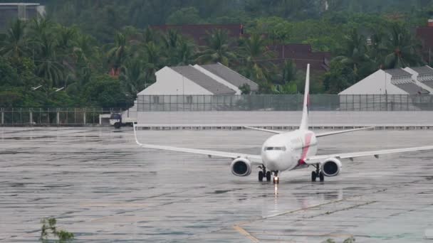 Malaysia Airlines on taxiway — Stockvideo