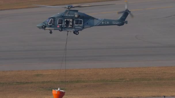 Τα ελικόπτερα της Airbus πετούν προς τα πάνω — Αρχείο Βίντεο