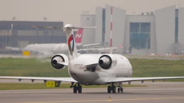 Bombardier CRJ Severstal taxiing — Stock video