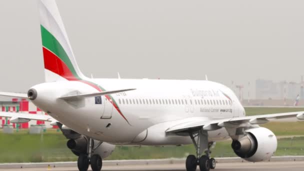 Bulgaria Air on the runway — Vídeos de Stock