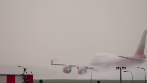 Water splash behind the plane — Stok video