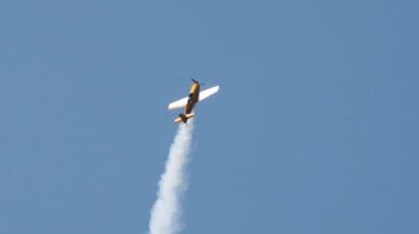 Spor uçağı dikey uçuyor.