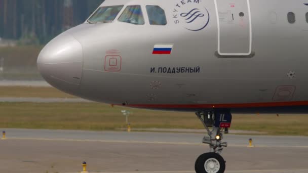 Airplane Aeroflot on taxiway — Stockvideo