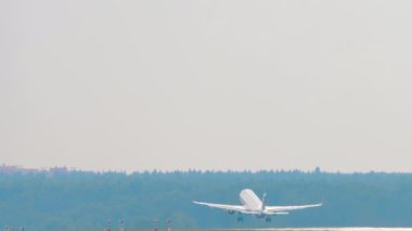 Uçak kalkıyor, dikiz aynasından