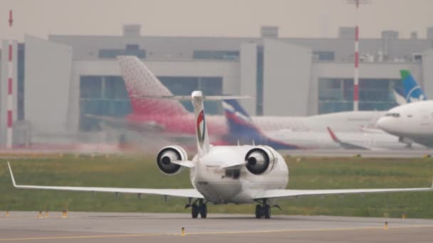 Bombardier CRJ Severstal taxiing — Video