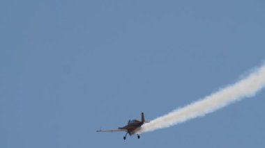 Gökyüzünde sarı ışık uçağı