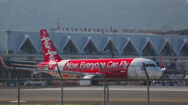 Airplane AirAsia on apron — Vídeos de Stock