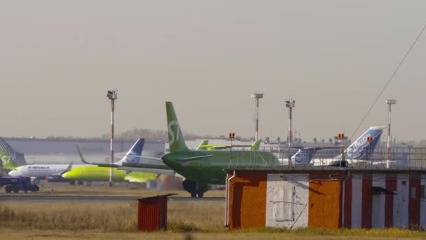 Airplane S7 airlines arrival — Video
