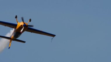 Sports plane flies inverted