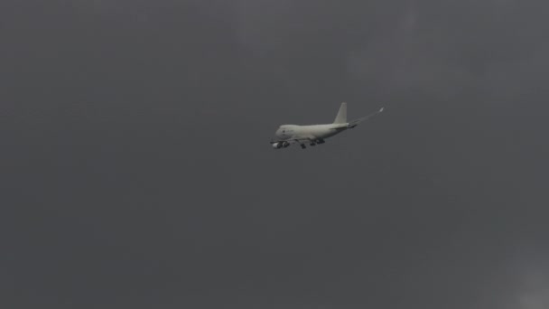 Boeing 747 vliegend in een bewolkte lucht — Stockvideo