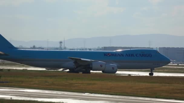 Plane Korean Air on the taxiway — Stockvideo
