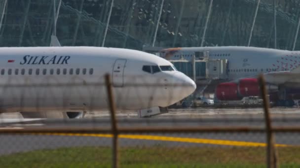 Boeing 737 SilkAir в аэропорту — стоковое видео