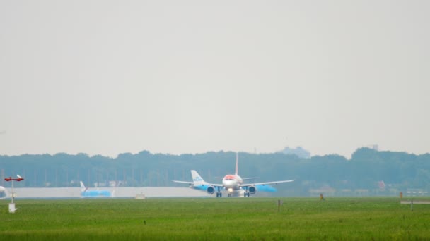 Airplane of EasyJet on the runway — Stockvideo