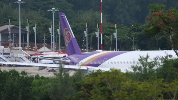 Phuket Thailand November 2017 Airplane Thai Airways Taxiing Start Runway — Vídeo de Stock