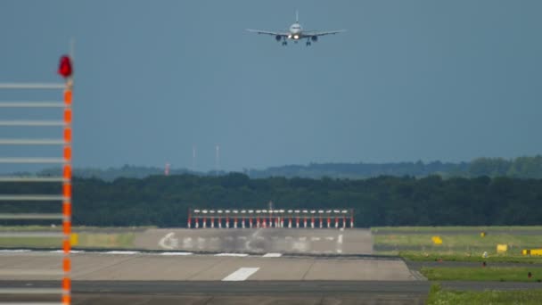 Front View Jet Passenger Airplane Descending Landing Dusseldorf Airport Dus — Video