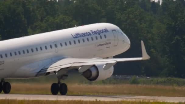 2017年7月18日ドイツ フランクフルト発 ルフトハンザのD Aecd エンブラエルE190がドイツのフランクフルト空港に登り 離陸します 飛行機が飛んで リアビュー 暑い夏の日に出発する — ストック動画