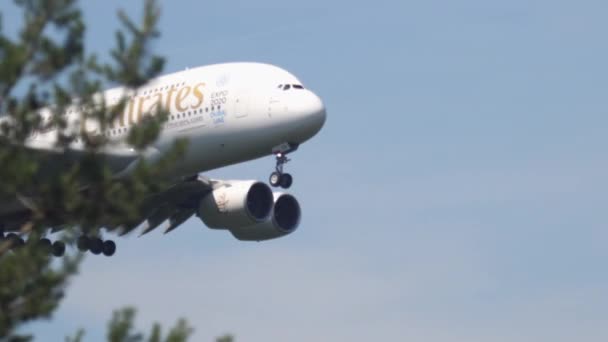 Frankfurt Main Germany July 2017 Airbus A380 Emirates Flies Land — 图库视频影像