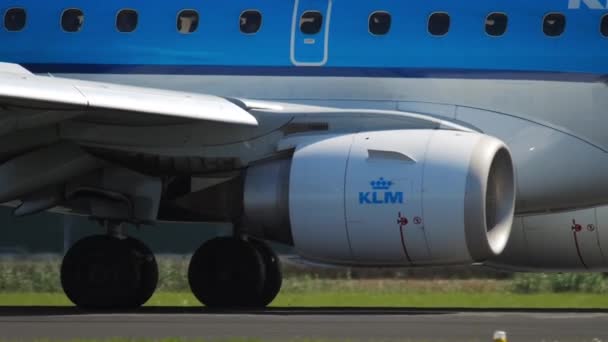 オランダのアムステルダム 2017年7月26日 着陸後のKlm減速機Embraer E190が中発でスキポール空港Amsでブレーキをかけました 観光と旅行のコンセプト — ストック動画