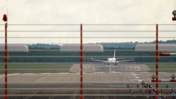 Long Shot View Airport Fence Passenger Jet Unrecognizable Livery Taxis — Vídeo de Stock