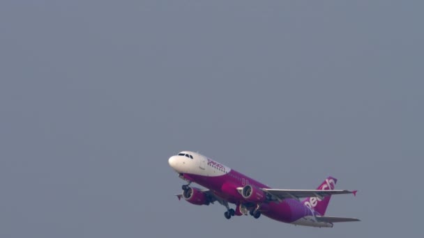 Hong Kong November 2019 Airbus A320 214 Ja809P Peach Takes — Stockvideo