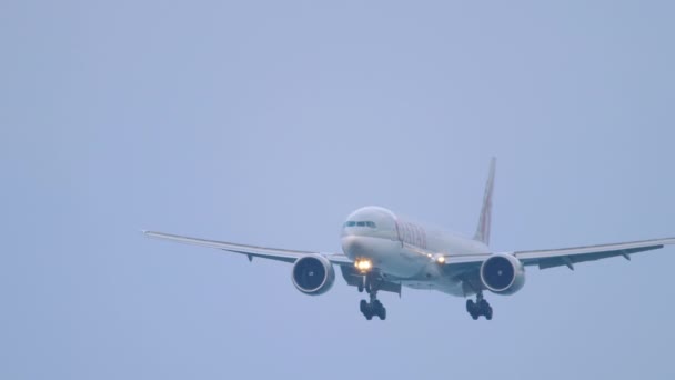 Phuket Thailand November 2019 Boeing 777 Qatar Airways Approaching Land — Stockvideo