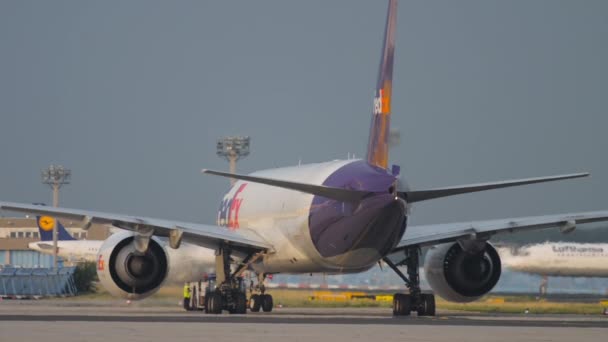 Frankfurt Main Germany July 2017 Middle Shot Cargo Boeing 777 — Stockvideo