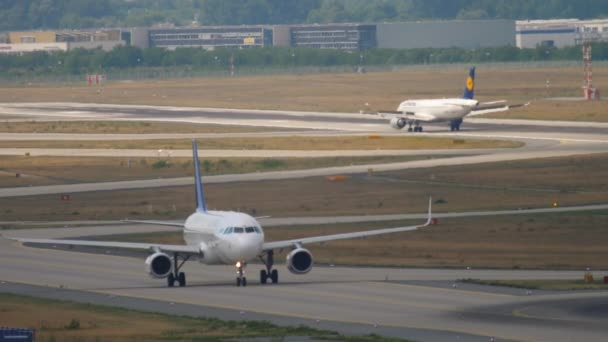 Frankfurt Main Germany Липня 2017 Airbus A320 Lufthansa Taxis Terminal — стокове відео