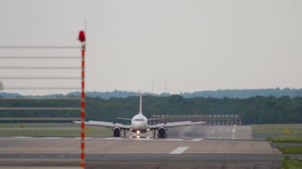 Пасажирський Реактивний Літак Гальмує Після Посадки Прибуття Авіалайнера Вид Кінця — стокове відео
