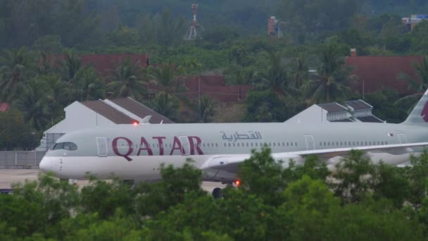 Пюкет Таиланд Ноября 2019 Года Средняя Посадка Самолета Qatar Airways — стоковое видео