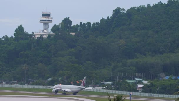 Phuket Thailand November 2019 Пасажирський Літак Авіакомпанії Qatar Airways Рушив — стокове відео