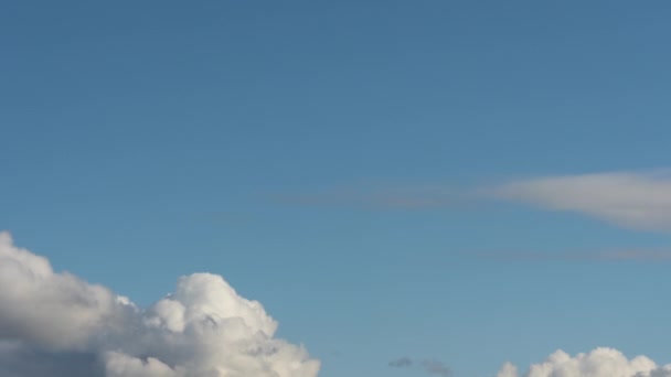 Cumulus Στροβιλίζονται Επικά Σύννεφα Πάνω Από Τον Γαλάζιο Ουρανό Ένα — Αρχείο Βίντεο