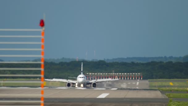 旅客機はフラップを持ち上げ 着陸後に減速する 認識できない航空会社は夏の日に空港に到着しました 観光と旅行のコンセプト — ストック動画