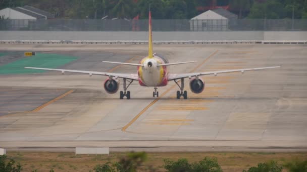 客机在机场上飞行的后视镜 飞机滑行着陆后到达机场候机楼 — 图库视频影像