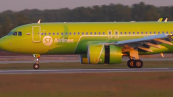 Novosibirsk Russian Federation June 2020 Airbus A320 Airlines Braking Landing — Vídeos de Stock