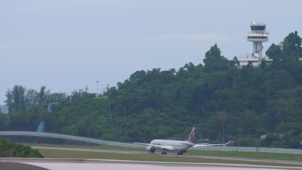 Phuket Thailand November 2019 Airplane Qatar Airways Runway Phuket Airport — Wideo stockowe