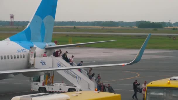 Novosibirsk Russian Federation July 2021 Passengers Leave Plane Pobeda Airlines — Stockvideo