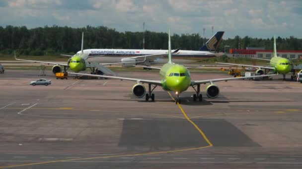 Moscow Russian Federation July 2021 Passenger Aircraft Airlines Taxiing Terminal – Stock-video