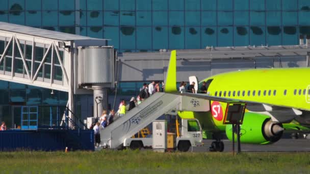 Novosibirsk Ρωσικη Ομοσπονδια Ιουνιου 2022 Επιβάτες Επιβαίνουν Αεροπλάνο Της Airlines — Αρχείο Βίντεο
